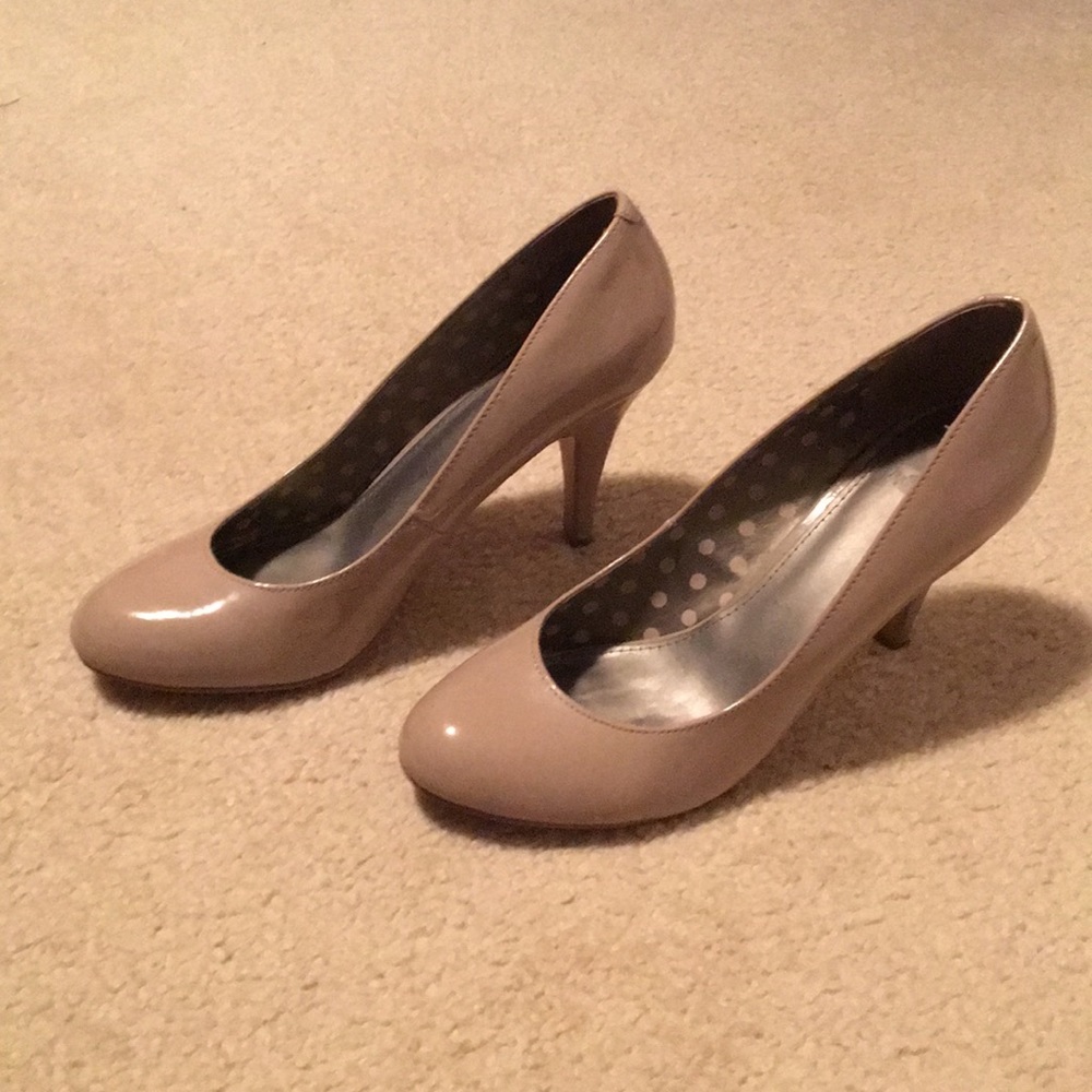 Nude pumps